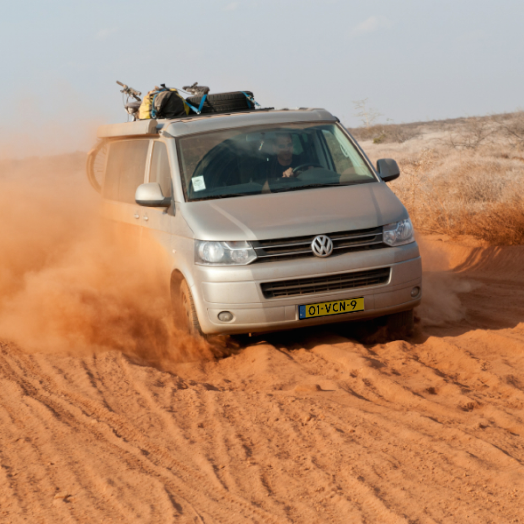 Door de woestijn met een VW California T6 - Camperen door Afrika en Zuid-Amerika